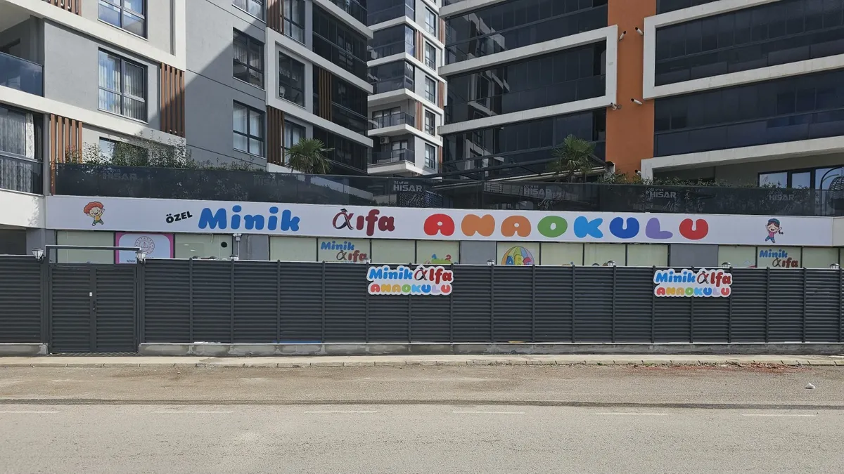 Minik Alfa Anaokulu'nun sokaktan görünen cephesi ve okul tabelası